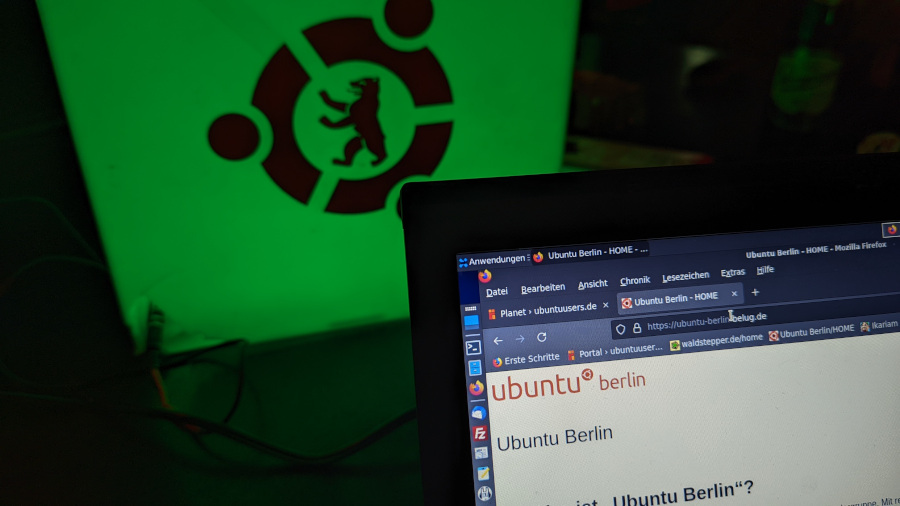 Würfel und Notebook bei Ubuntu Berlin